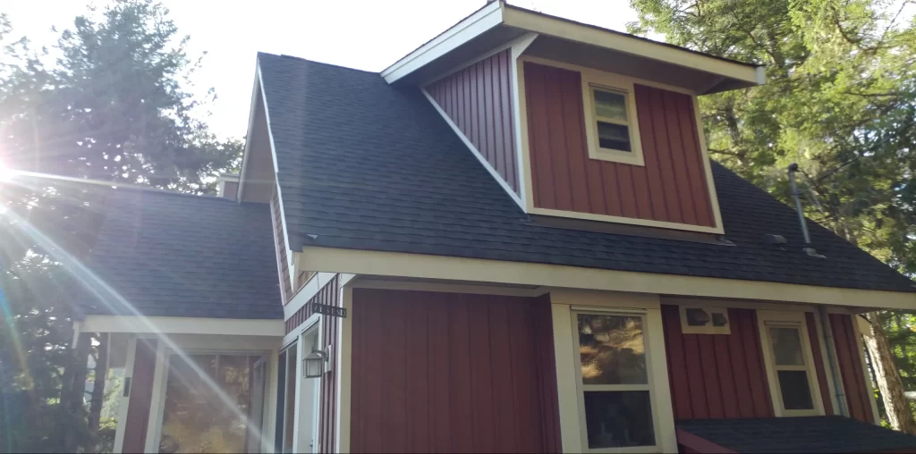 Picture of a freshly cleaned house front and roof.